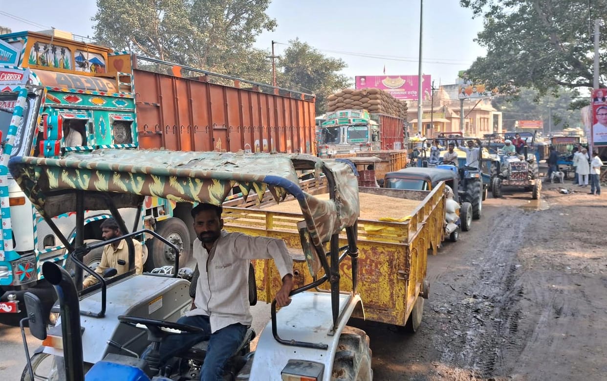 The highway in Ujhani was jammed for three hours due to vehicles loaded with paddy