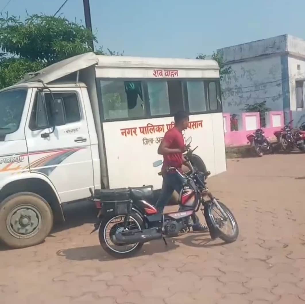 5 घंटे के बाद दूसरे नगर पालिका से पहुंचा शव वाहन