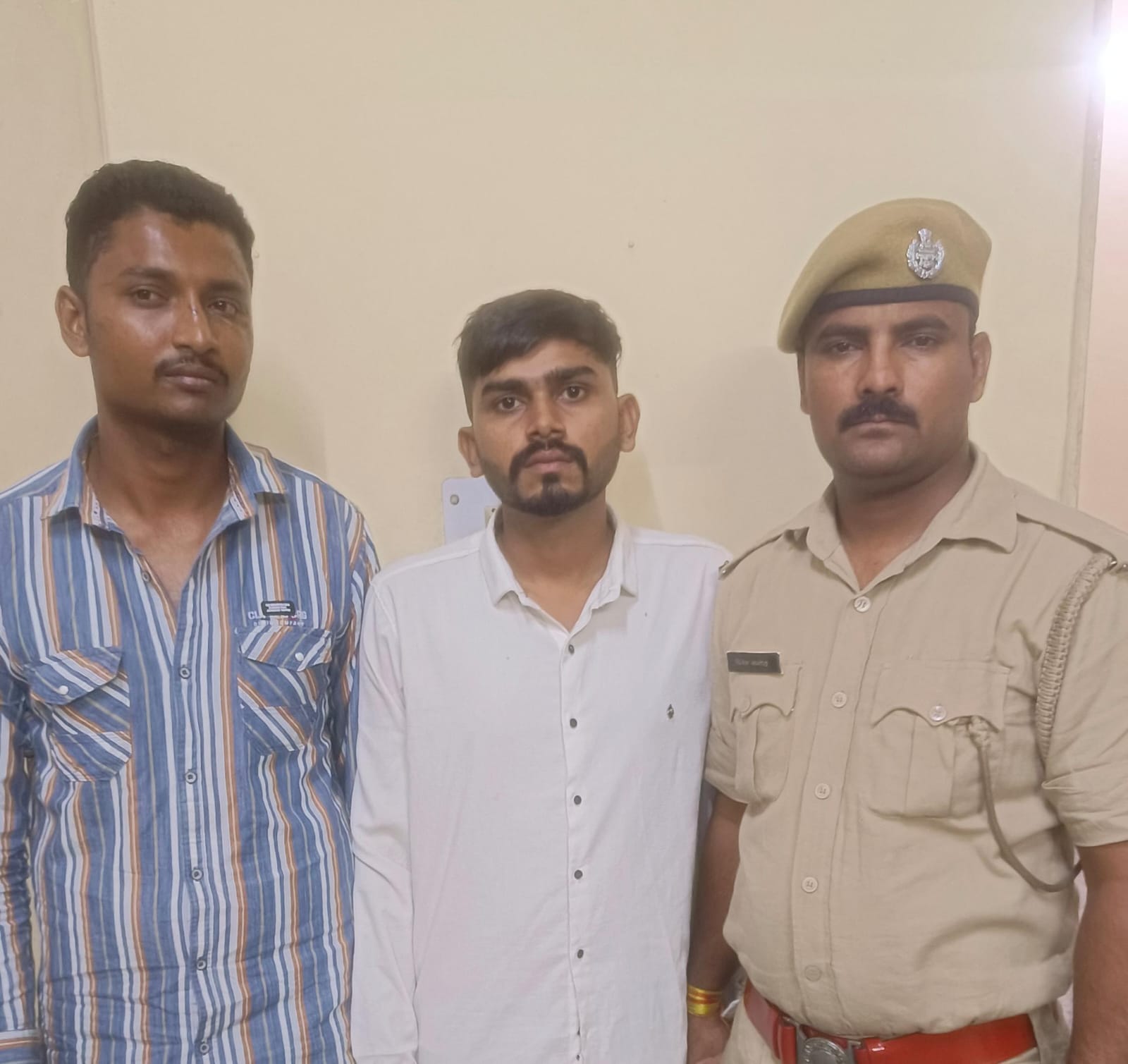 अंग्रेजी शराब ले जाते दो गुजराती युवक गिरफ्तार।