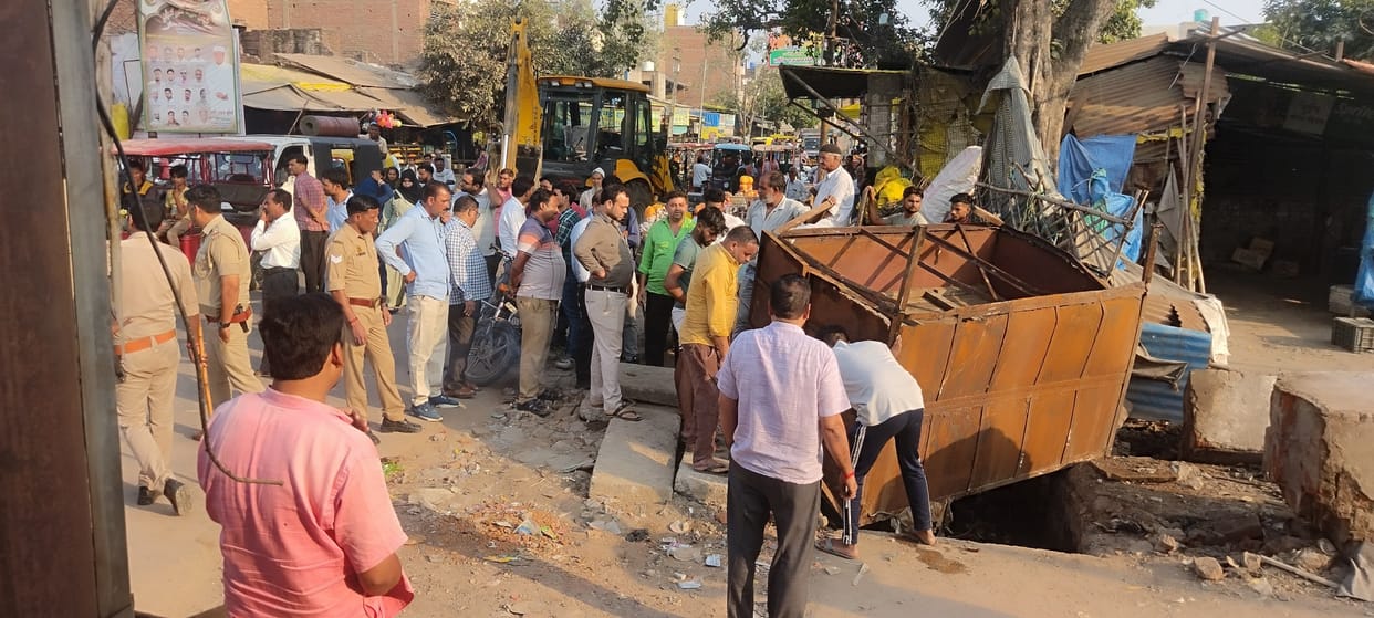 Traders clash with municipal workers over removal of encroachment