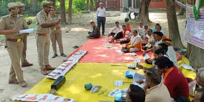 Police took possession of the effigies and prevented them from encircling them.