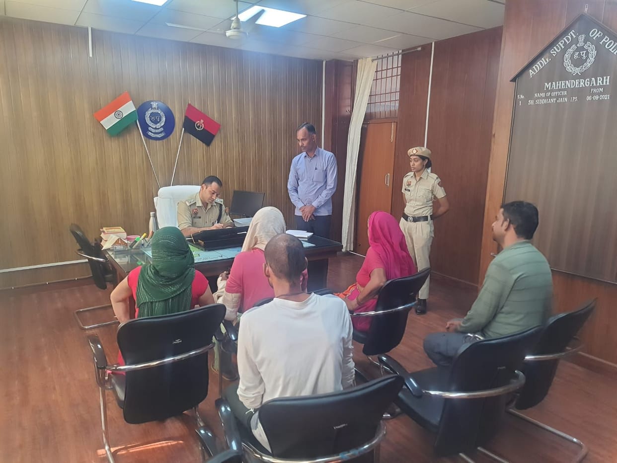 Superintendent of Police listened to people's complaints in Mahendragarh office