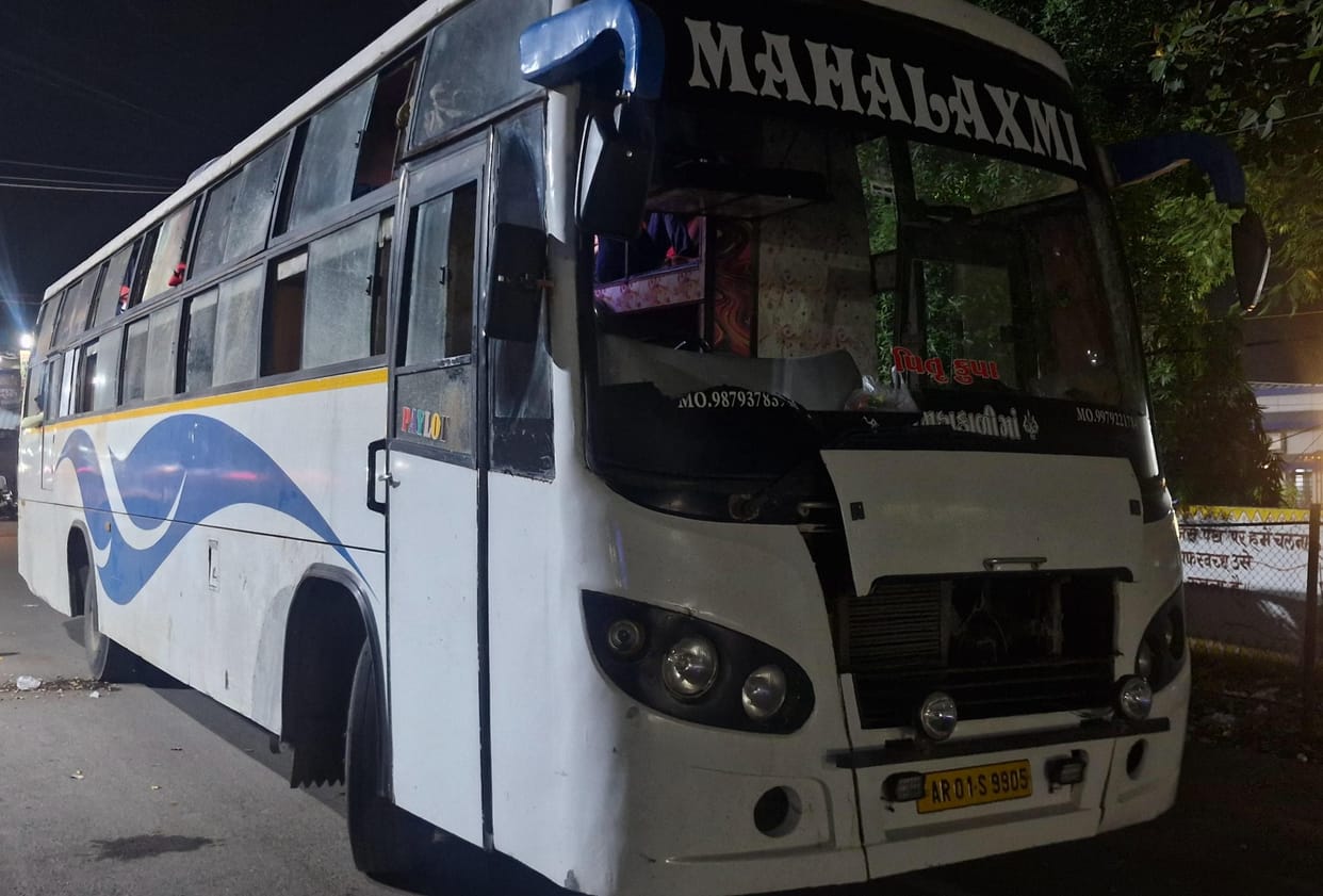 Damoh Conductor fell from moving bus, died in district hospital