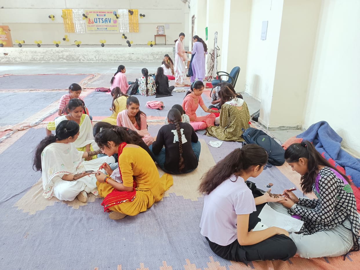 Khushi stood first in mehndi competition