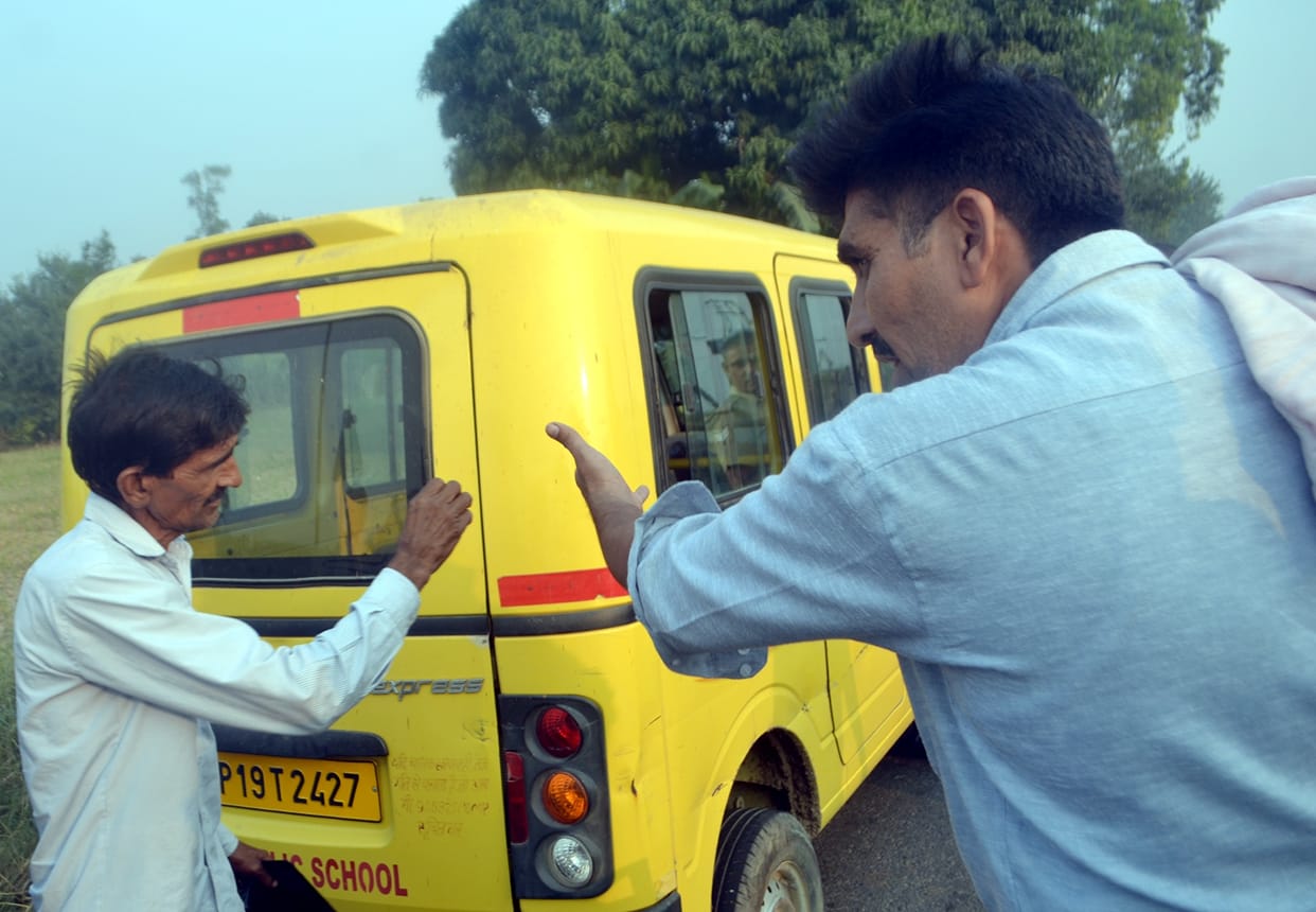 Fire broke out in moving school van, 17 students narrowly escaped