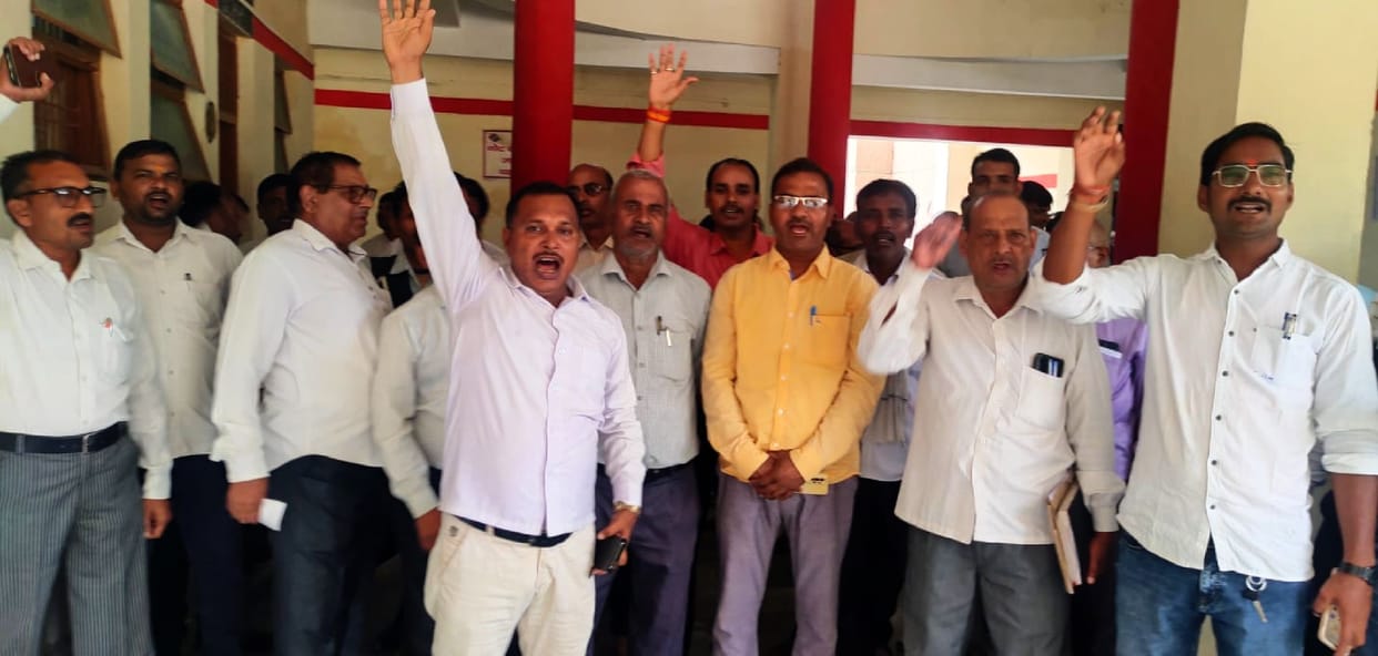 Advocates abstaining from judicial work, demonstrated