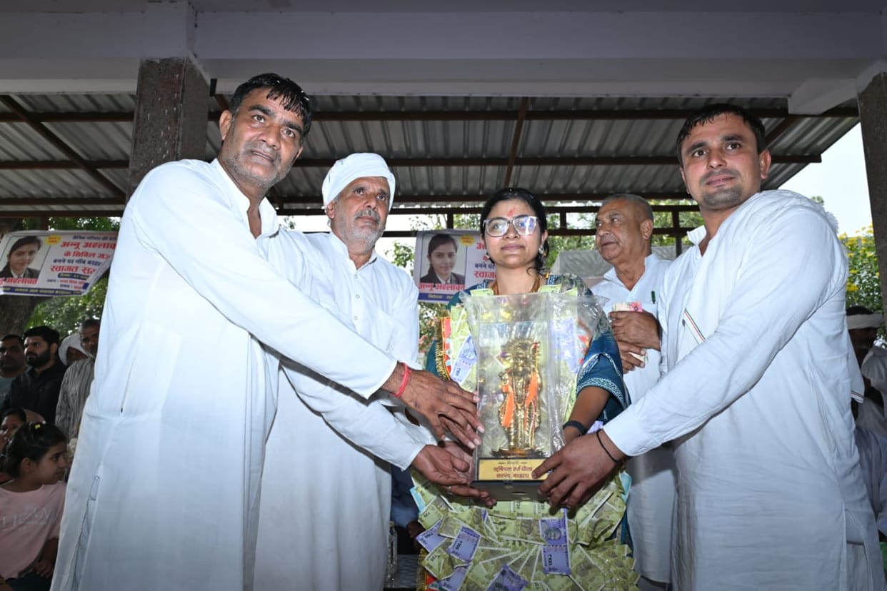 The village gathered to welcome Annu who reached the village as a civil judge.