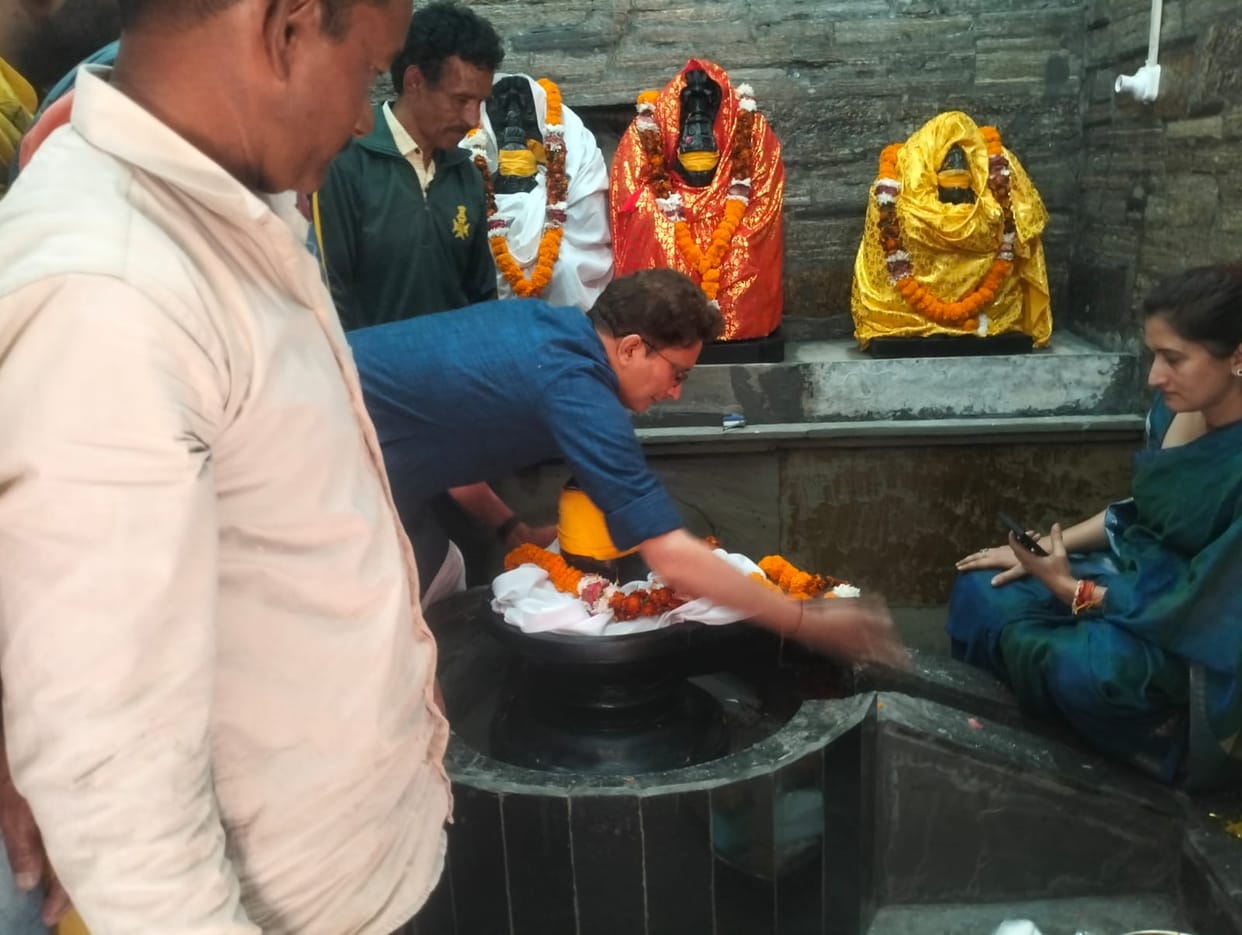 The consecration of idols took place in Ravindreshwar Mahadev Temple.