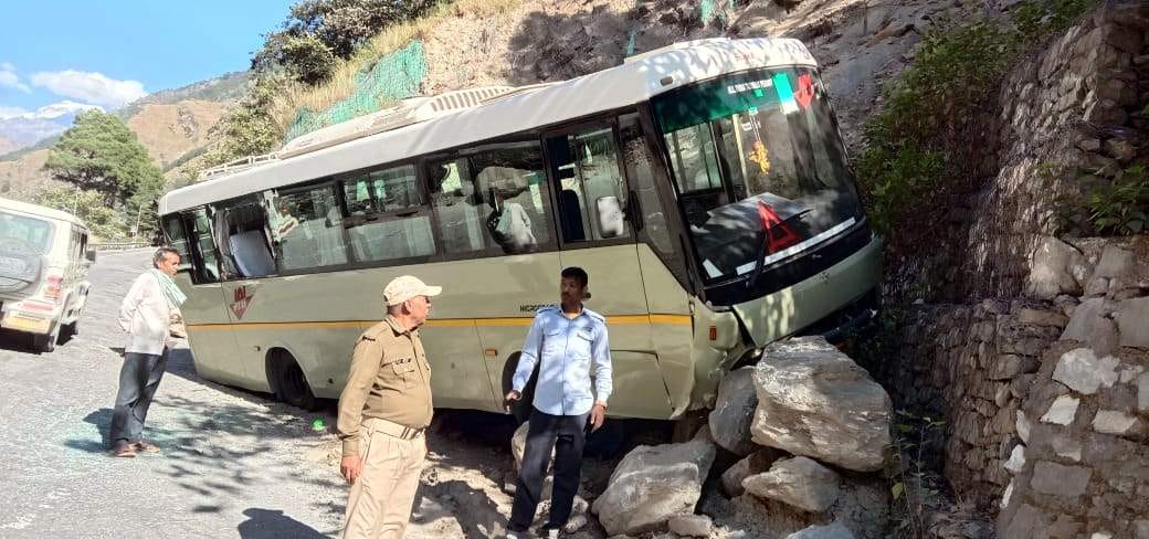 Brakes of bus carrying foreign pilgrims fail, hits hill