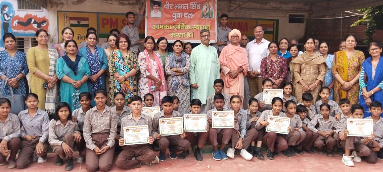 One gets happiness by helping the needy: Dinesh Kapoor