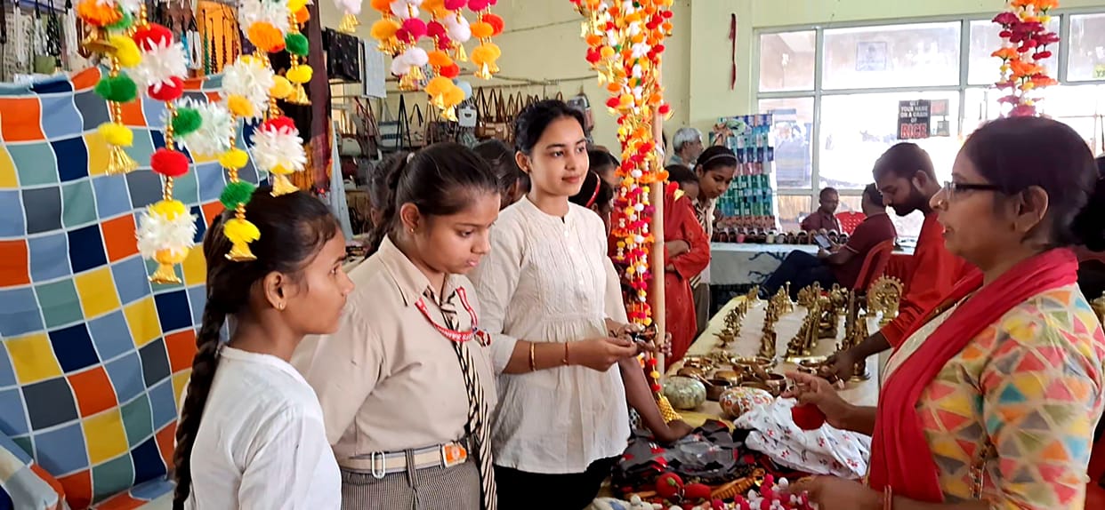 Women learned tricks from craftsmen in cultural festival fair