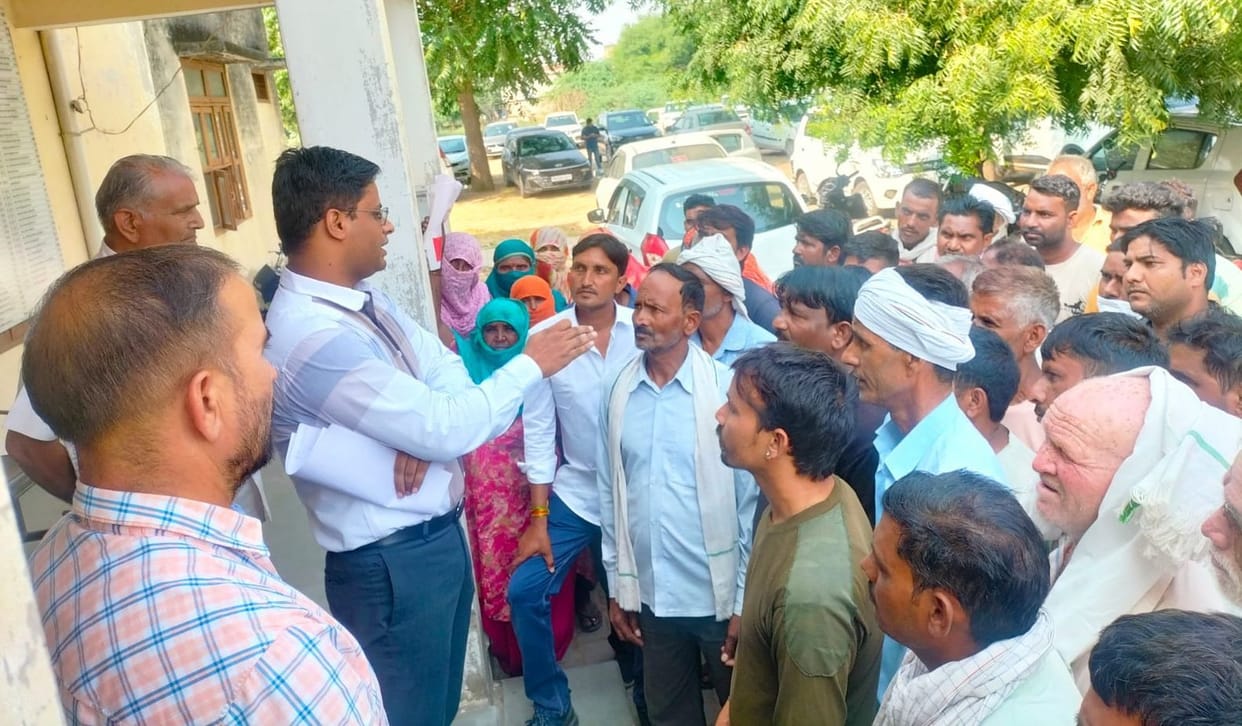Safai workers met SDM and requested for salary