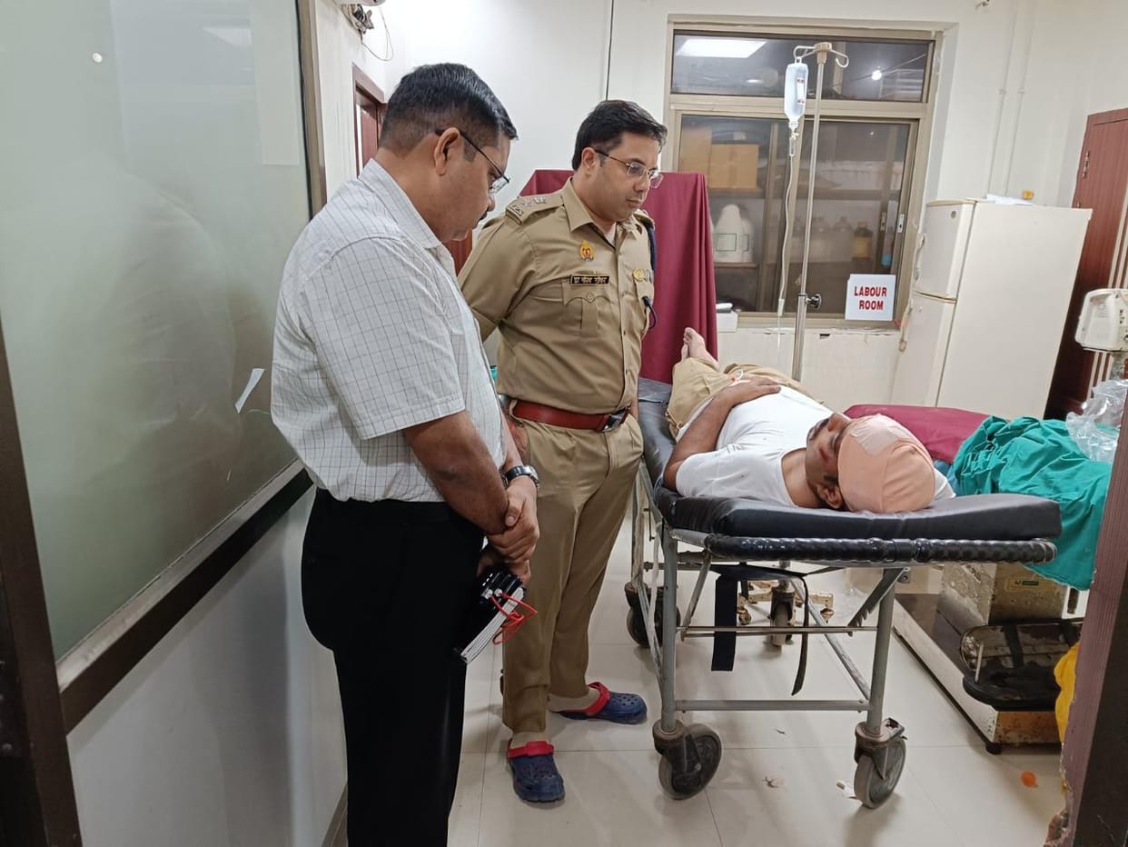 Gorakhpur News: Inspector and constable attacked when they went to arrest rape accused