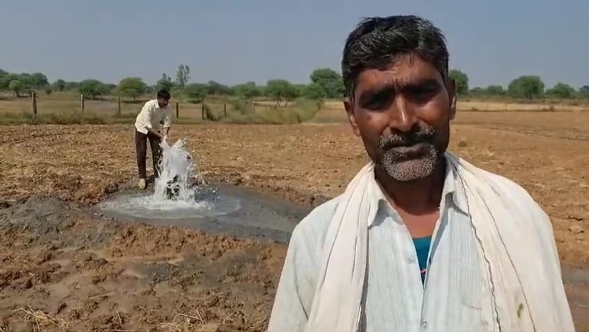 Damoh News: A stream of water is coming out on its own from a 300 feet deep borewell in a farmer's field