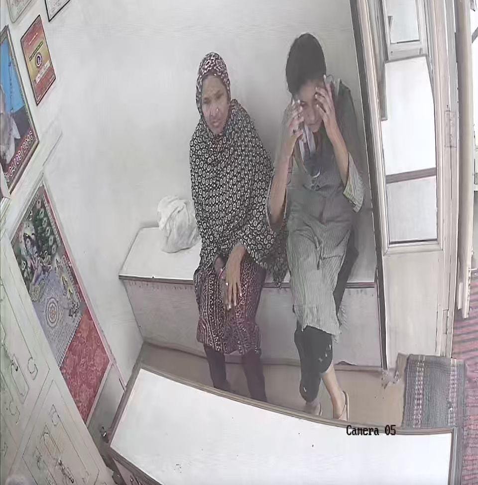 Two women commit theft from a jeweler's shop, caught on CCTV