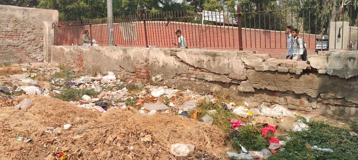Nehru Park became a heap of garbage due to lack of cleanliness