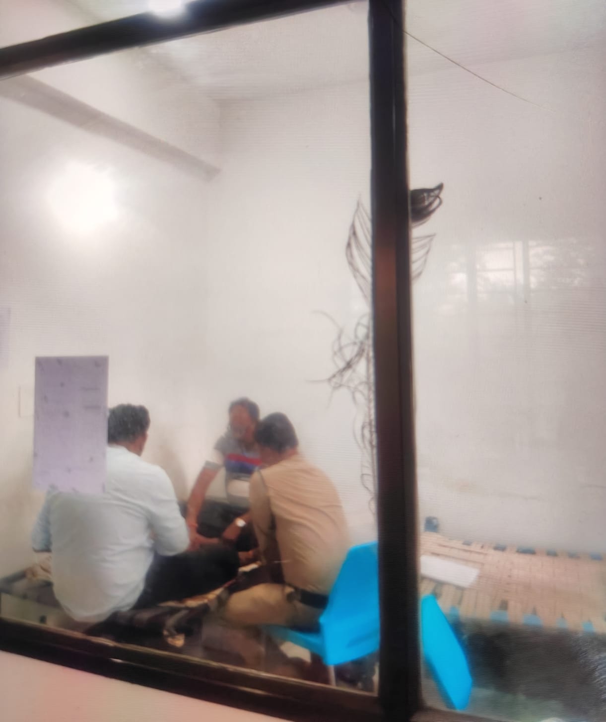 Photo of policemen playing cards in the police station went viral: SP stood in line