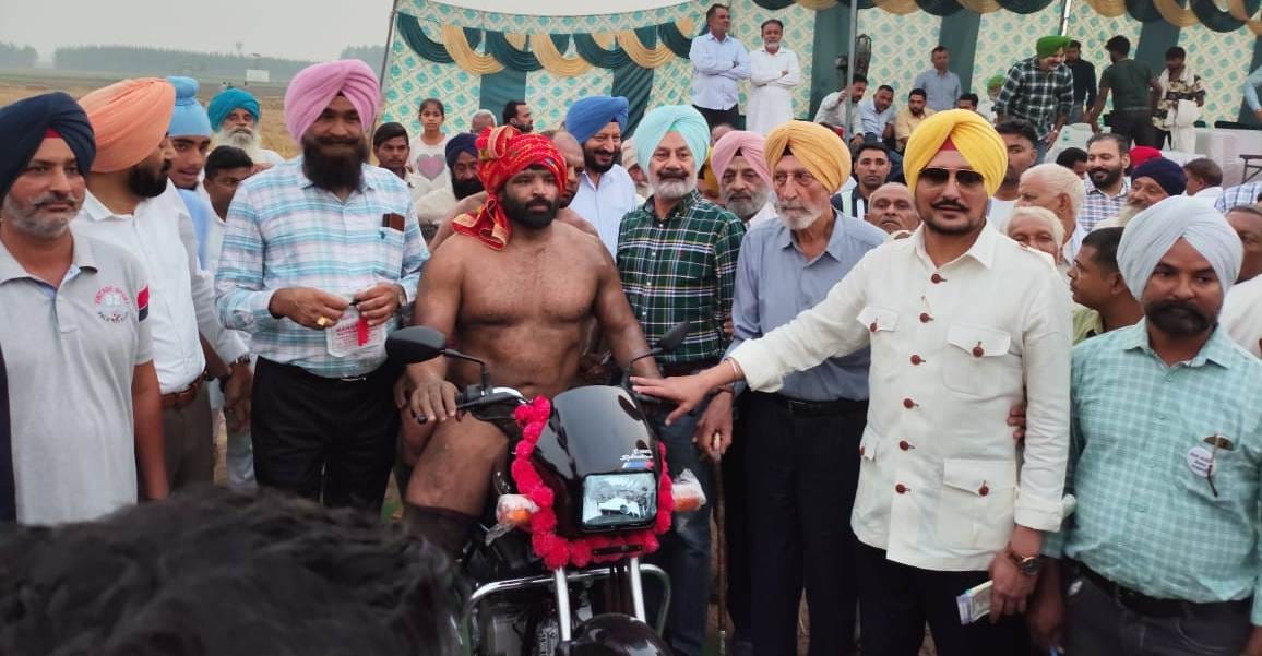 Kamaljeet Pehalwan defeated Sunil and won the bike.
