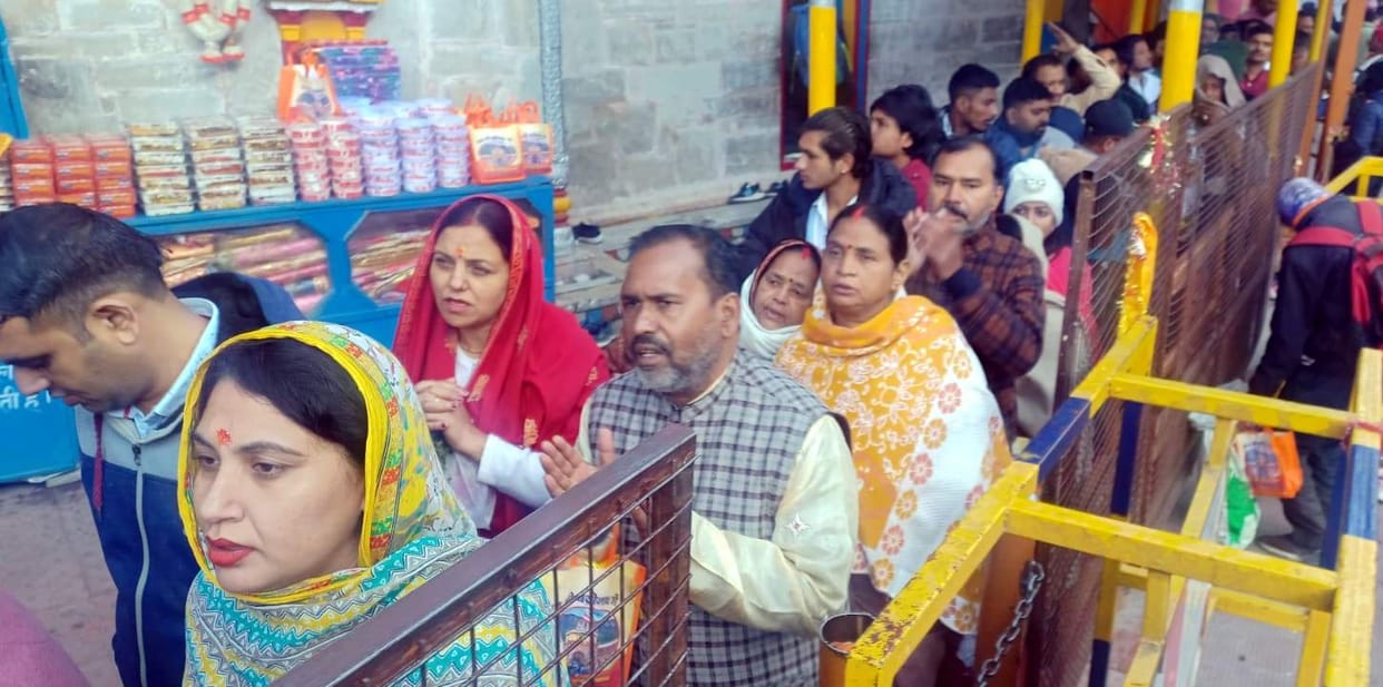 Badrinath Dham  number of pilgrims increased in last phase of  Yatra crowd amidst severe cold