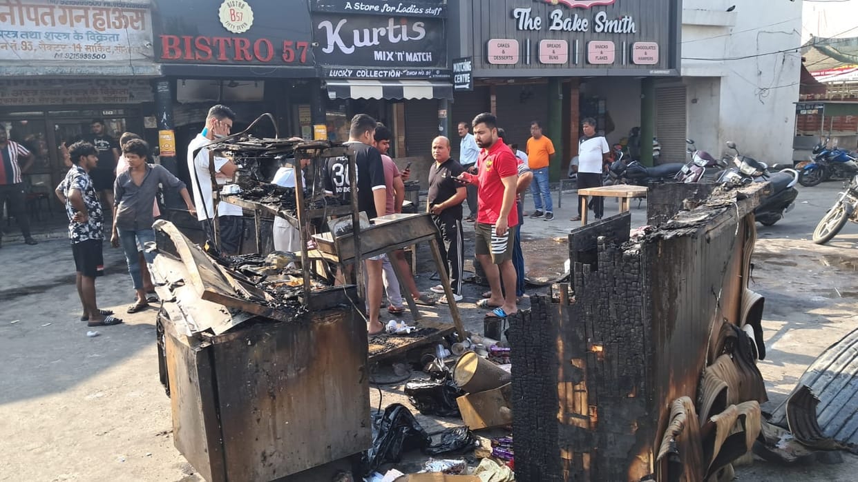 Fire in fast food shop due to short circuit, huge loss