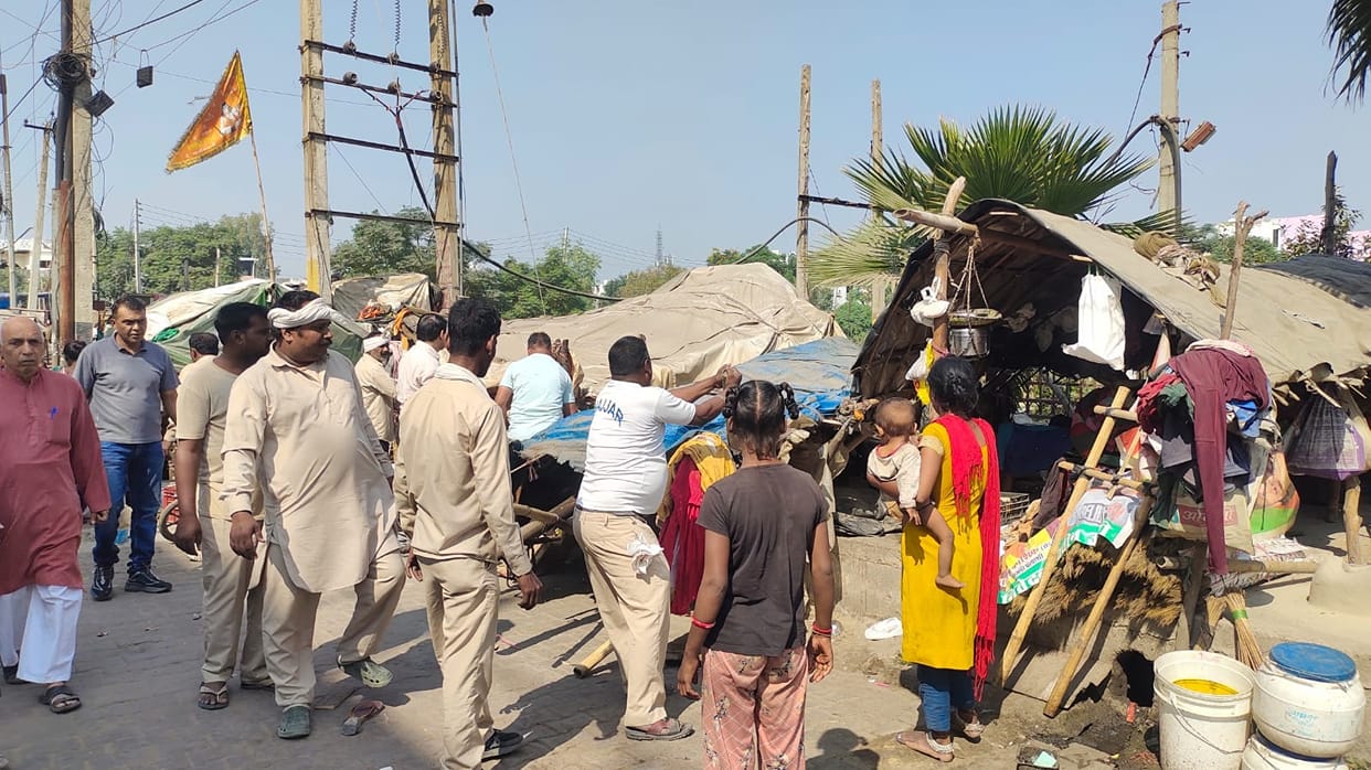 Municipal Council removed 15 huts from Rohtak-Delhi road.