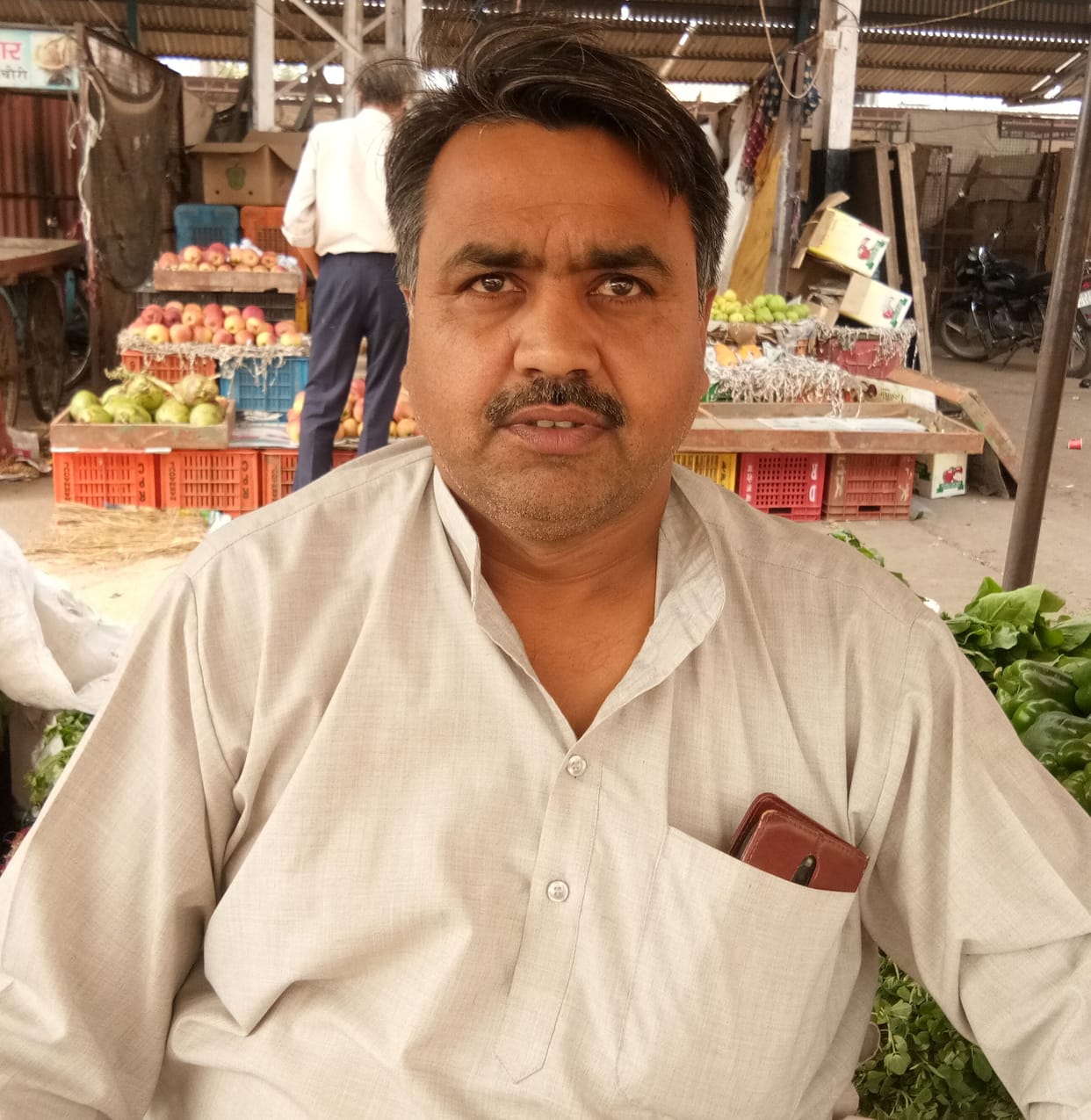 Destitute cattle are causing harm to vegetables in the vegetable market.
