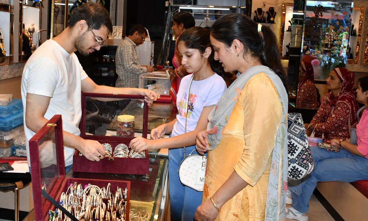 Guru Pushya Nakshatra: Crowd gathered in the markets for shopping