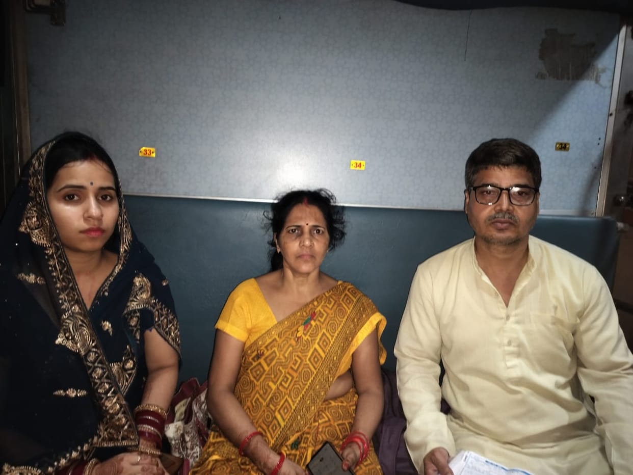 The miscreant ran away after snatching the woman's mangalsutra and chain from the train
