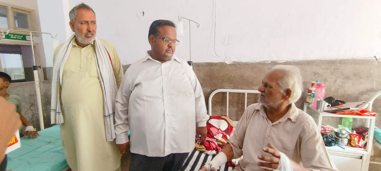 Tea stall operator two brothers attacked with stick, counter also broken