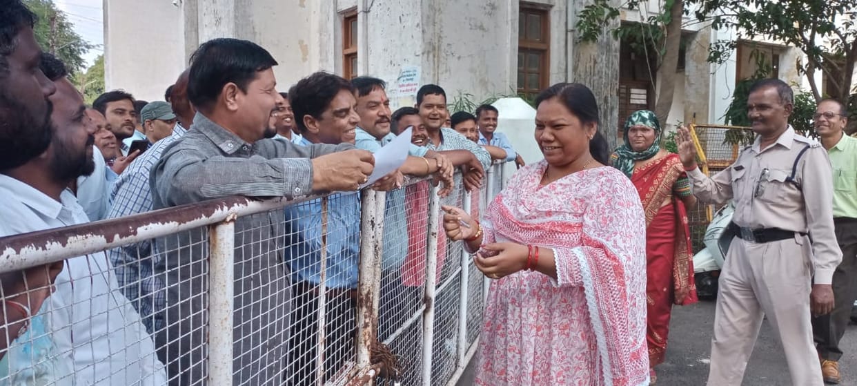 Chhindwara Corporation employees have not received salary for two months submitted memorandum at Collectorate