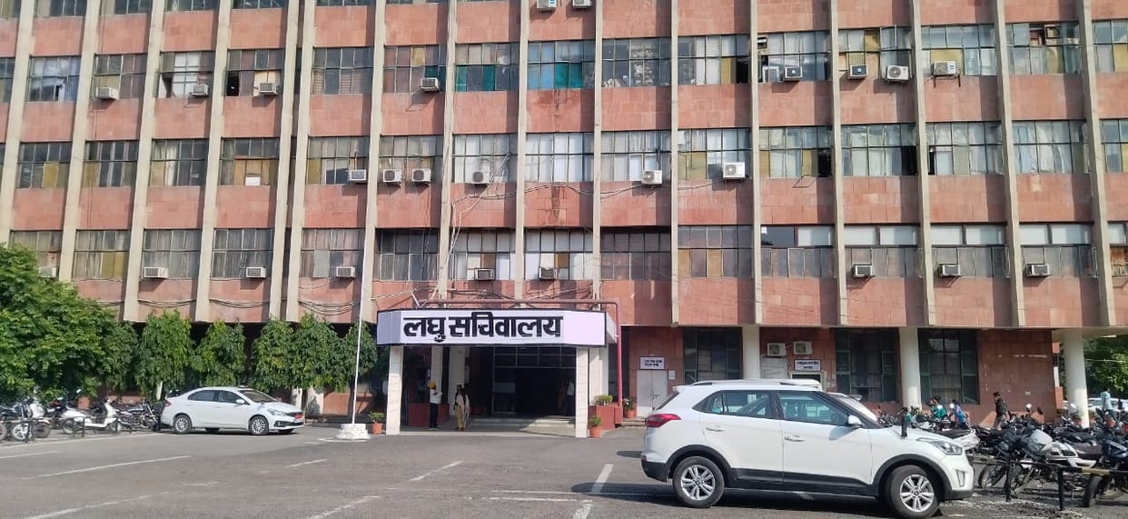 Effect of government's slip-less expenditure policy visible, 135 employees of the district changed with one click