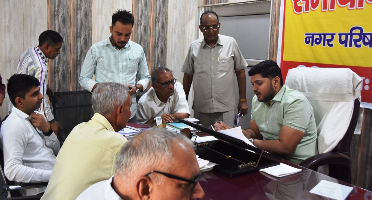 DMC Harshit Kumar listened to the problems of the people in the city council office.
