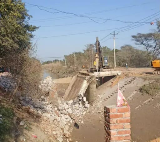 Demand to make stairs on the newly built bridge in village Nahar