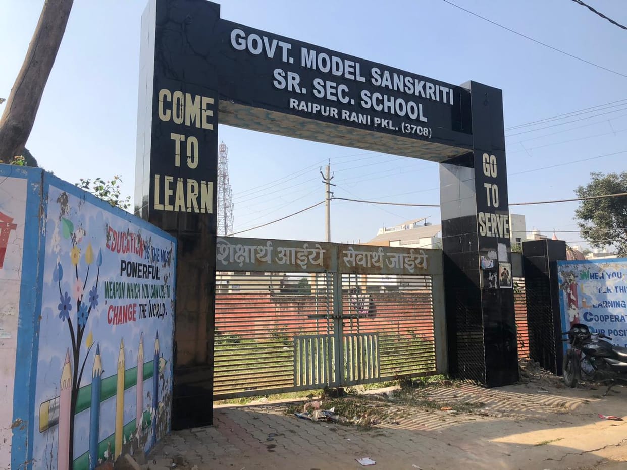 The new gate of the school has been closed for four years, there is a threat to the safety of children.