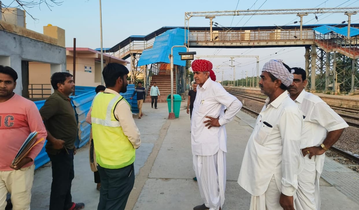 Sirohi: Lumbaram arrived at Bhinmal railway station to take stock of the development works, took a meeting