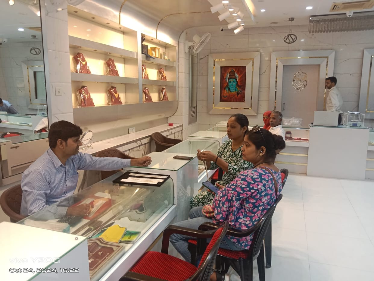 Huge purchases of gold, silver and vehicles took place during Guru Pushya Yoga.