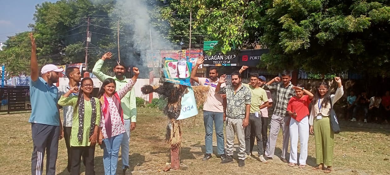 NSUI burnt the effigy of Chief Minister and Education Minister