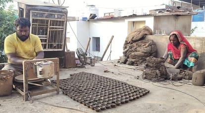 मिट्टी के दीये बनाने में जुटे कारीगर