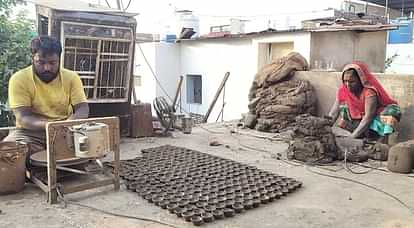 Ajmer News: मिट्टी के दीये बनाने में जुटे कारीगर, कूलर और पंखों की हवा में सूखाकर कर रहे हैं माल तैयार Ajmer News: Artisans are busy making earthen lamps, preparing the goods by drying them in the air of fans