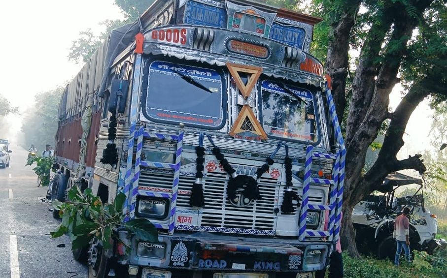 Three injured in collision between two trucks, traffic disrupted for an hour