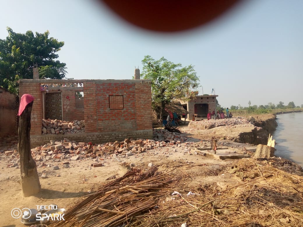 Helplessness: The house got submerged in the river... this time Diwali will be celebrated on the road