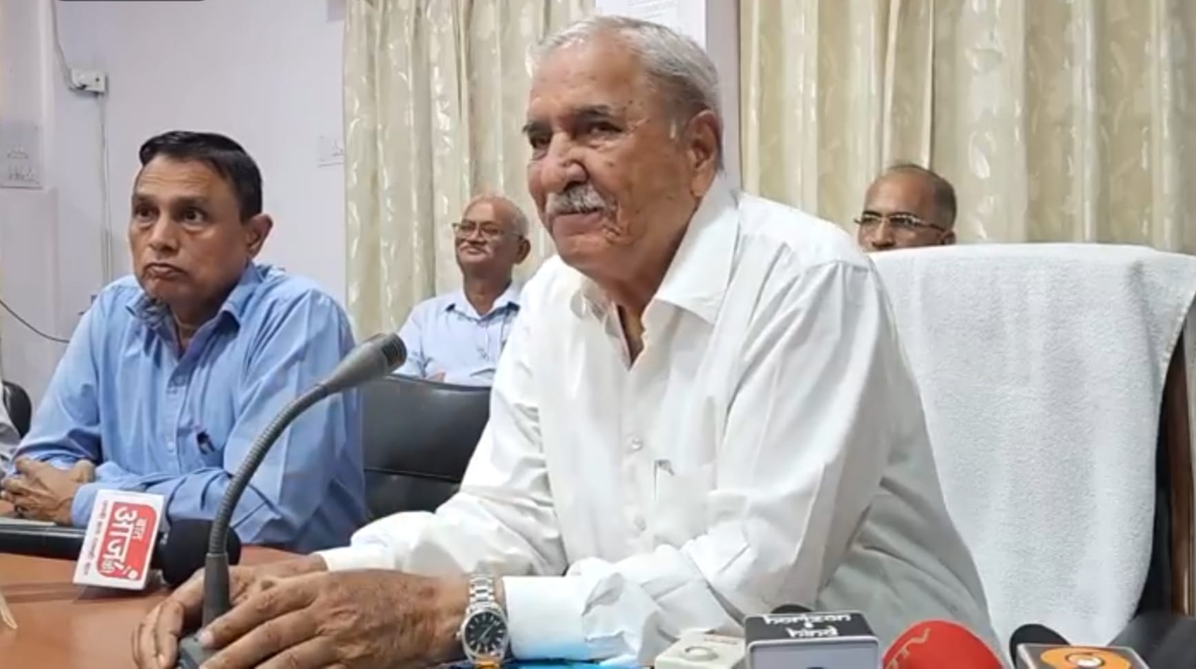 जानकारी देते डेयरी अध्यक्ष रामचंद्र चौधरी