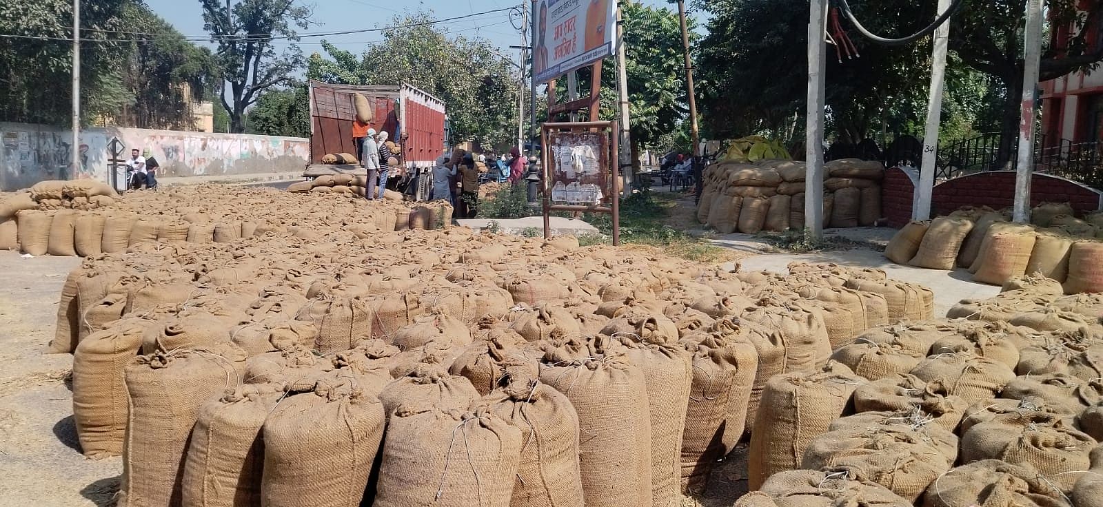 Paddy Started Being Picked Up From Temporary Grain Markets Built Around   Karakashhatara Brahamasaravara Ka Arajana Caka Ka Pasa Lgaii Gaii Asathaii Anajamada Sa Thhana Ka Uthana Karata Majathara 37675dfc0d9875602840be6453bf9905 