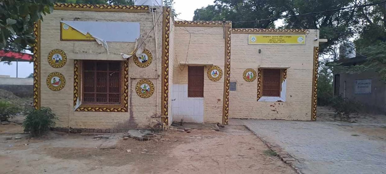 The primary health center of village Saniana is running in the dilapidated building of the old Panchayat house.
