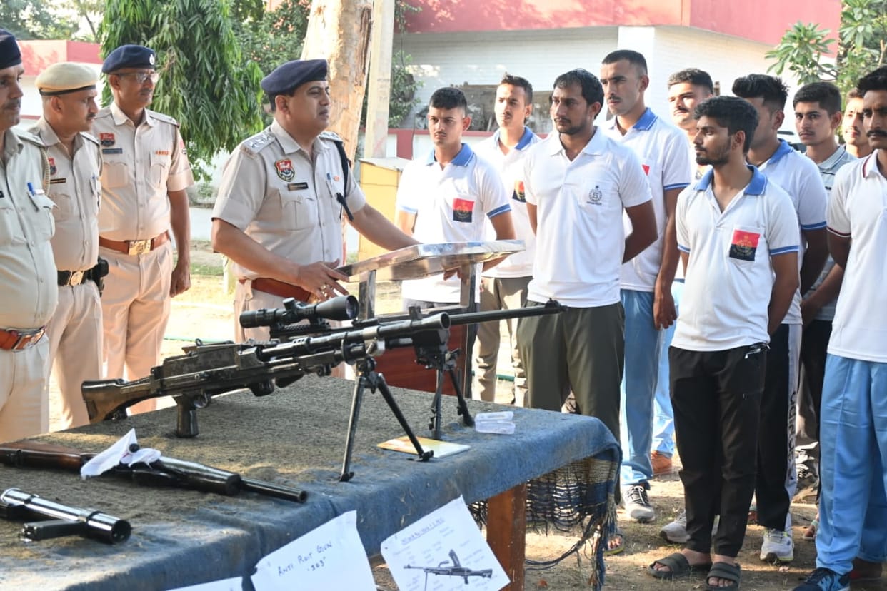Weapons exhibition organized for students