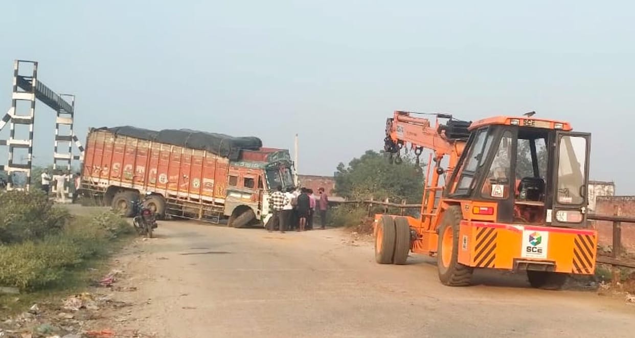 Traffic was affected for two hours due to breaking of the axle of a truck near Adhauli gate