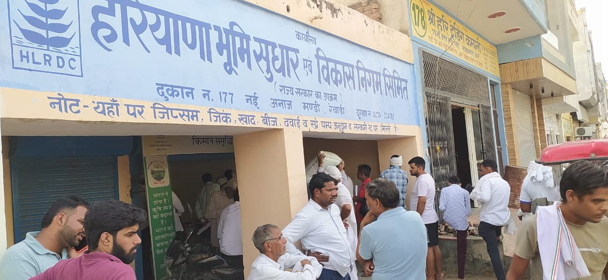 There was a scuffle at the center on the first day of purchase of wheat seed bags