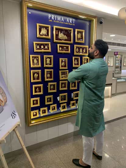 Revari News: महिलाओं को हीरे जड़ित आभूषण बहुत पसंद होते हैं महिलाओं को हीरे के आभूषण पसंद होते हैं।