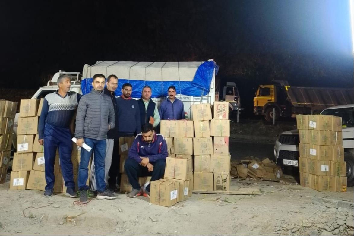 Excise department caught 125 boxes of country liquor by setting up a naka.