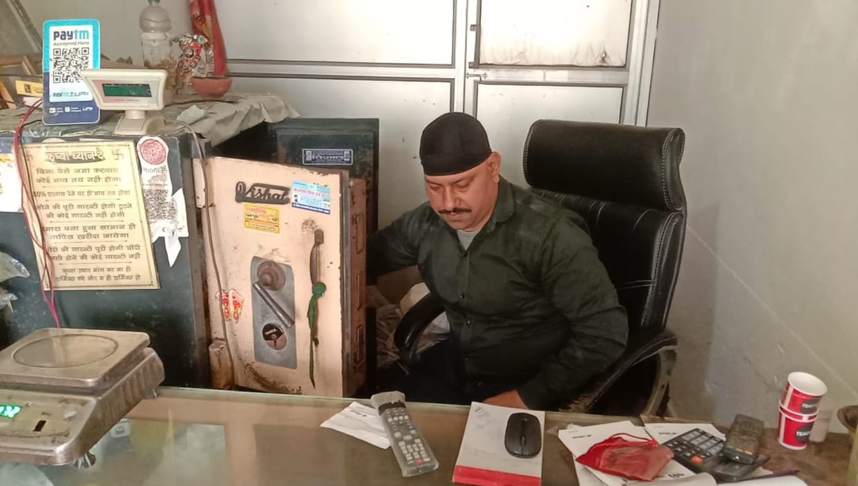 The bikers ran away with three and a half lakh rupees and gold and silver from the gold car.